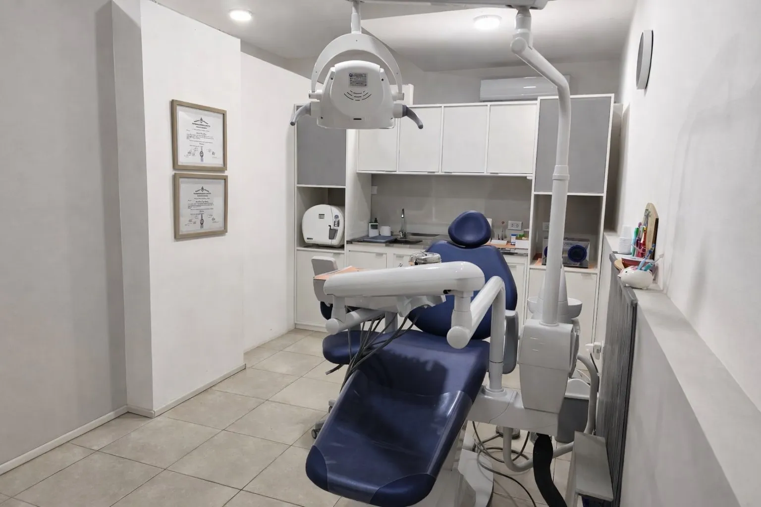 Box de atención con equipamiento odontológico