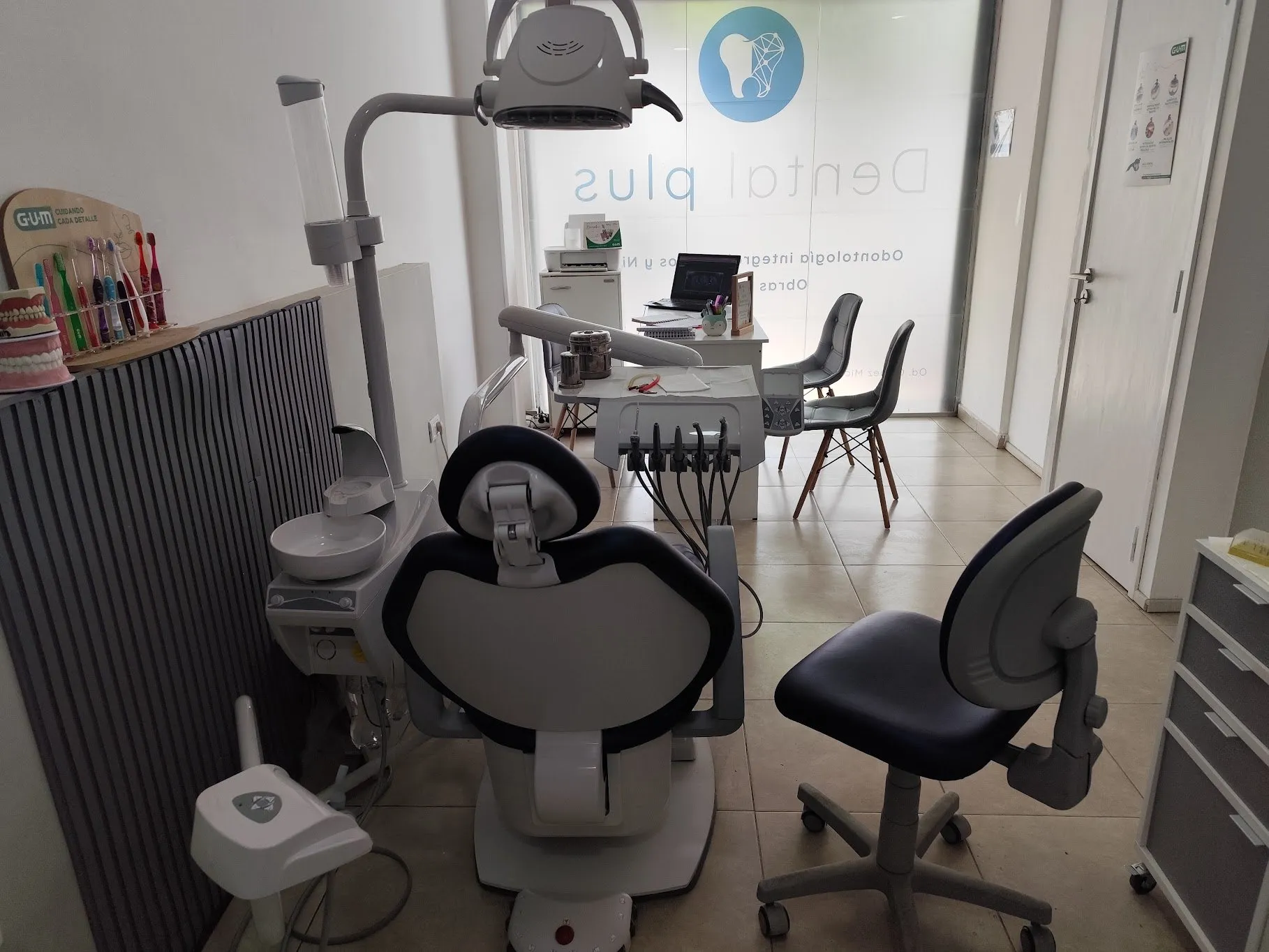 Sillón odontológico y recepción de Dental Plus
