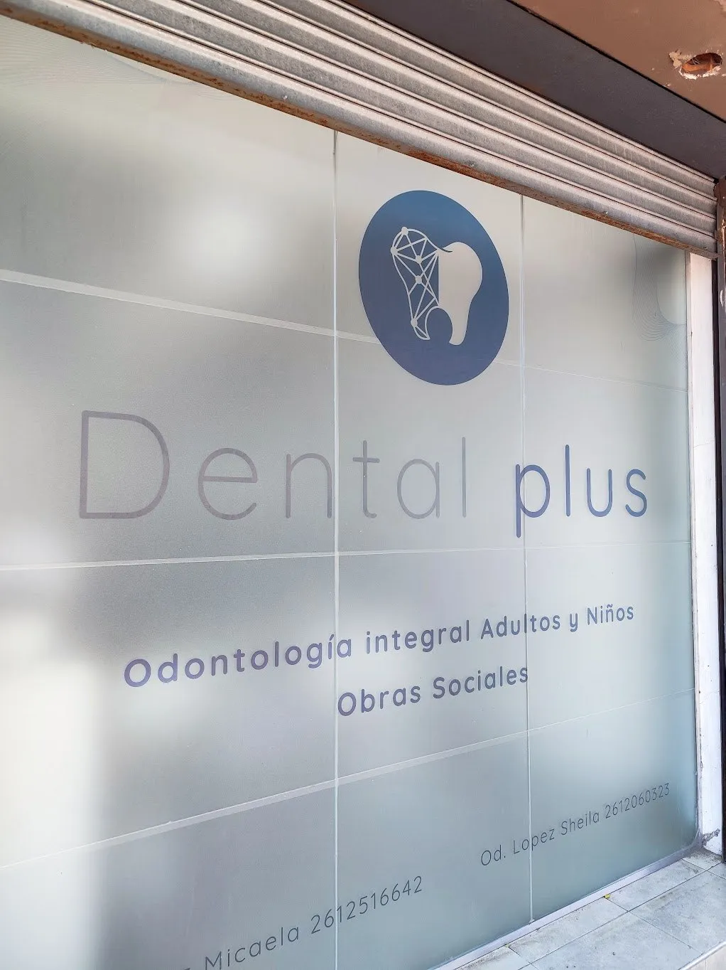 Frente del consultorio Dental Plus en Hipólito Yrigoyen 145